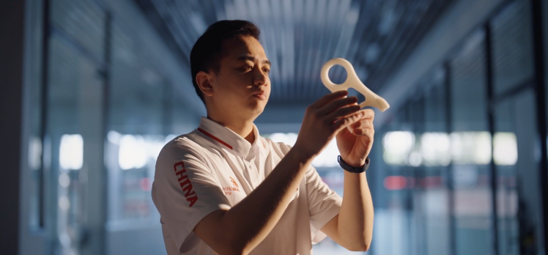 “當(dāng)聽(tīng)到‘中國(guó)China’的時(shí)候，我下意識(shí)就把國(guó)旗展開(kāi)了”