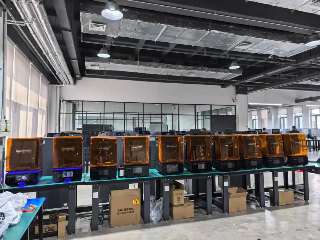 工業(yè)級(jí)3D打印機(jī)